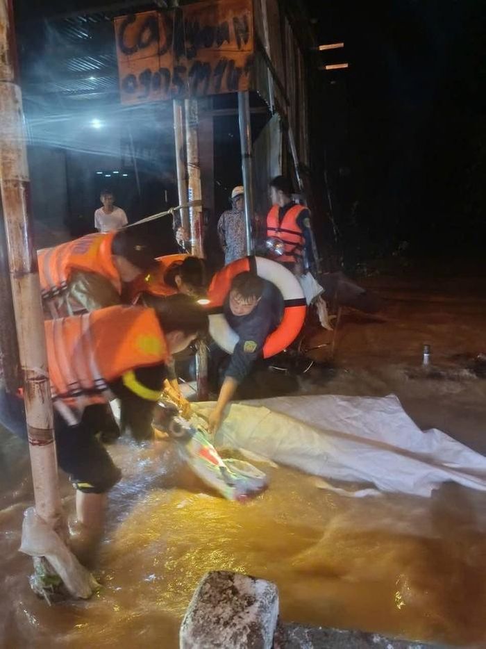 Lực lượng chức năng túc trực hiện trường hỗ trợ người dân