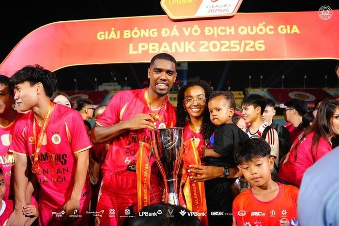 Alan mừng chức vô địch V-League cùng gia đình nhỏ