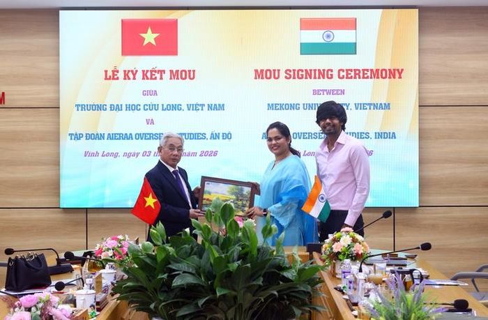 Nhà giáo ưu tú Lương Minh Cừ tặng quà lưu niệm cho bà Deepa Ranganathan