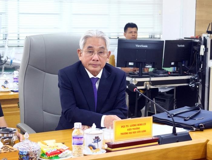 Nhà giáo ưu tú Lương Minh Cừ phát biểu tại buổi làm việc