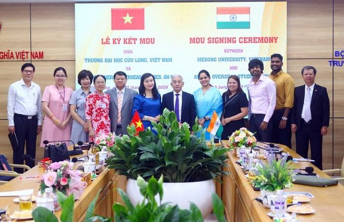 Đại biểu chụp ảnh lưu niệm