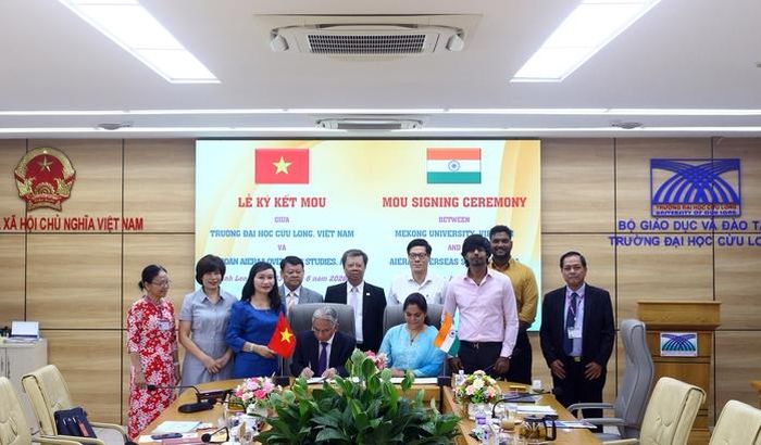 Lãnh đạo Trường Đại học Cửu Long và lãnh đạo Tập đoàn Aieraa Overseas Studies thực hiện nghi thức ký Bản ghi nhớ hợp tác