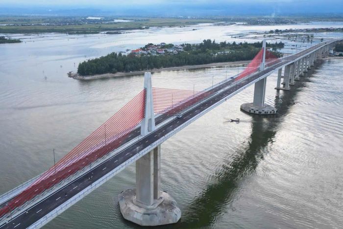 Giờ đây, cầu vượt cửa Thuận An được xây dựng, kết nối hai ngôi làng sau gần 120 năm bị chia cắt.