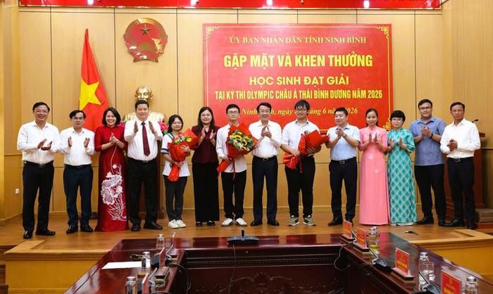 Lãnh đạo tỉnh Ninh Bình, Sở GD-ĐT tỉnh Ninh Bình tặng hoa chúc mừng, tuyên dương các học sinh đoạt giải trong các Kỳ thi Olympic Châu Á. Ảnh: Sở GD-ĐT Ninh Bình