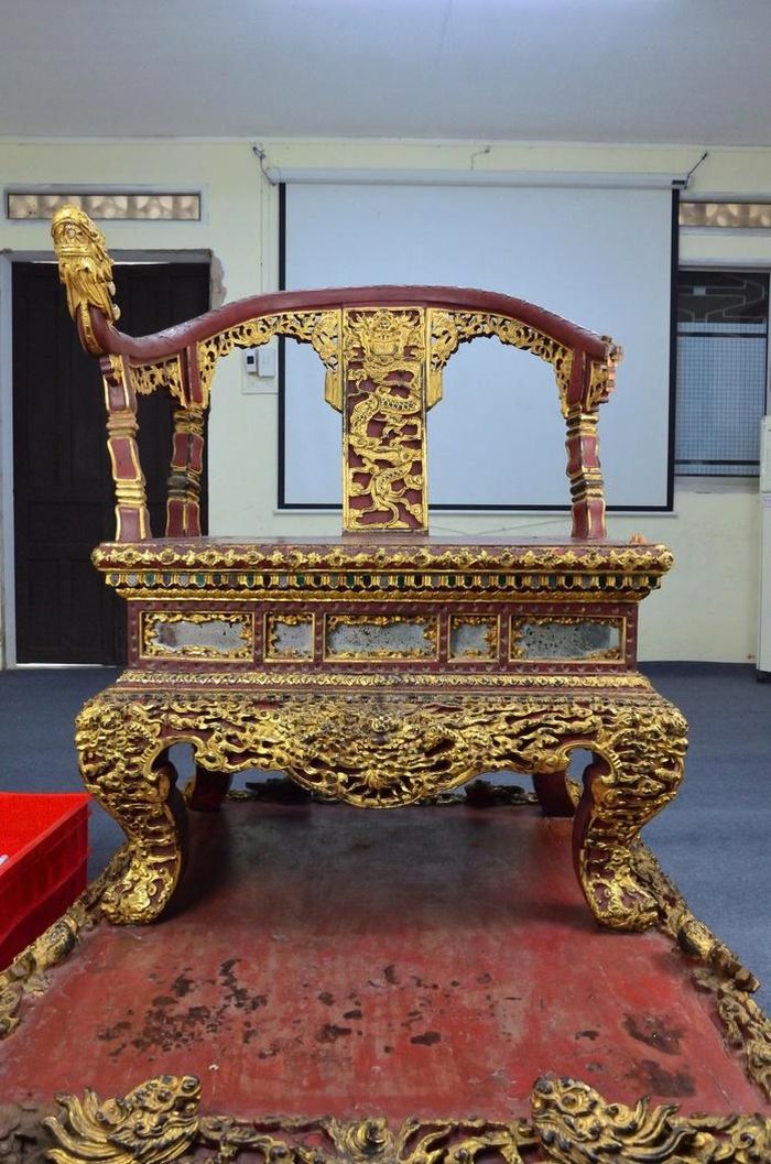Hình ảnh ngai vua triều Nguyễn bị gãy phần tay bên trái