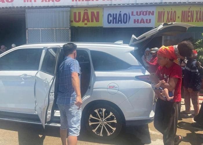 Sau khi được sự đồng ý của người phụ nữ, chính quyền địa phương và người dân thuê taxi chở cả 3 mẹ con ra miền Bắc