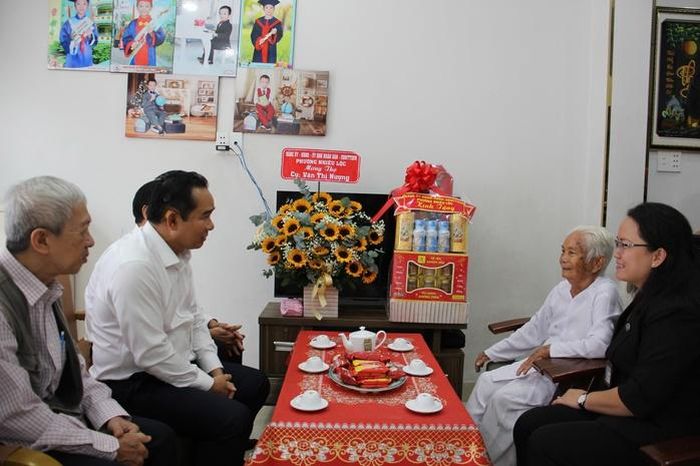 Chủ tịch UBND TPHCM Nguyễn Văn Được thăm, chúc mừng chúc cụ Văn Thị Nượng