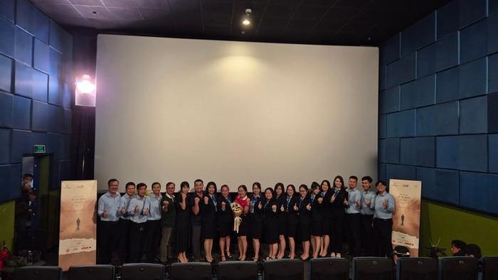 Cùng chụp ảnh lưu niệm
