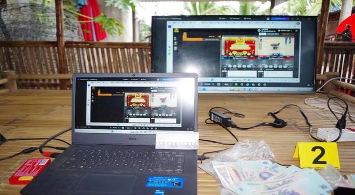 Máy tính, tivi và các thiết bị kết nối internet được sử dụng để theo dõi các trận đá gà trực tuyến. Ảnh: Công an Tây Ninh