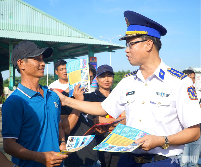  Lãnh đạo Vùng Cảnh sát biển 3 phát tài liệu tuyên truyền chống IUU cho ngư dân.