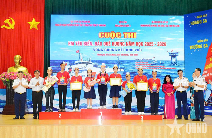  Lãnh đạo Vùng Cảnh sát biển 3 trao giải cho học sinh trong Cuộc thi "Em yêu biển, đảo quê hương".