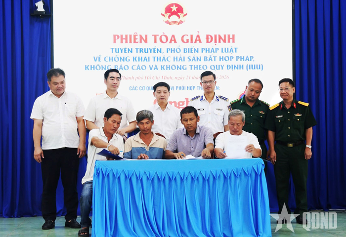  Đại diện chủ phương tiện tàu, thuyền ký cam kết không vi phạm quy định IUU.