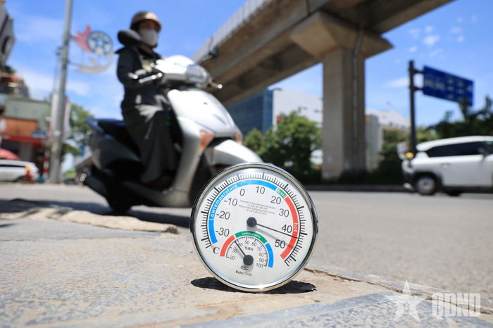 Nhiệt độ được ghi nhận vượt trên 40 độ C tại Hà Nội trong một ngày cuối tháng 5-2026. Ảnh: PHẠM HƯNG