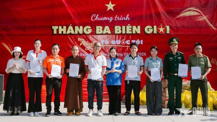 H Zu Ni Niê (thứ ba, từ phải sang) trong Chương trình “Tháng Ba biên giới - Tôi yêu Tổ quốc tôi” tại xã biên giới Buôn Đôn (tỉnh Đắk Lắk). Ảnh do nhân vật cung cấp