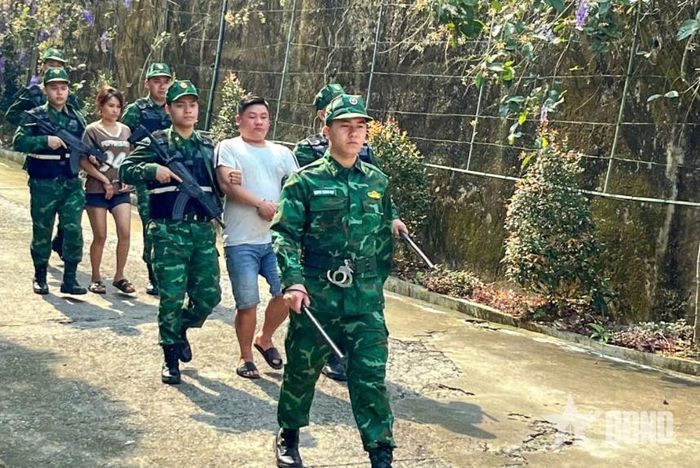  Đối tượng nữ Cư Thị Chà cùng đồng bọn bị bắt giữ. Ảnh do đơn vị cung cấp