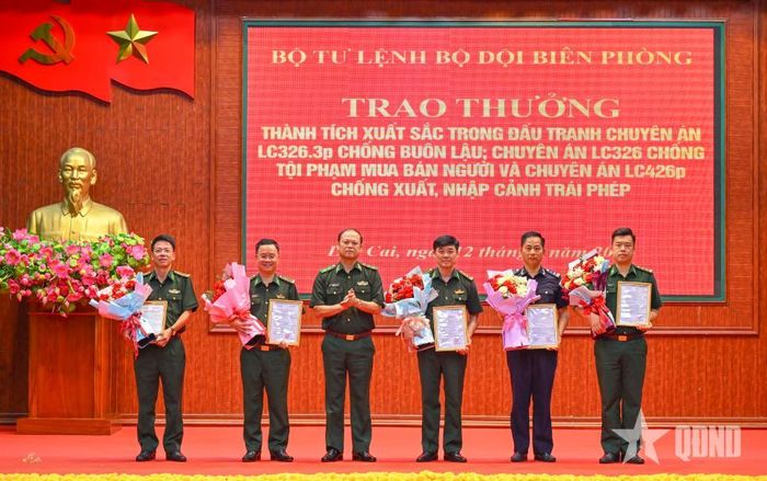  Lãnh đạo Bộ đội Biên phòng trao thưởng cho các tập thể có thành tích xuất sắc trong đấu tranh các chuyên án: LC326.3p, LC326 và LC426p. Ảnh: ĐỨC HIẾU 
