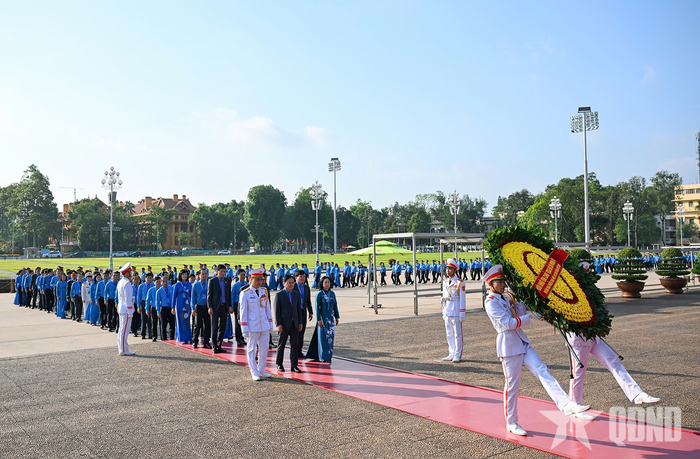  Đoàn đại biểu dự Đại hội XIV Công đoàn Việt Nam dâng hoa, vào Lăng viếng Chủ tịch Hồ Chí Minh. 