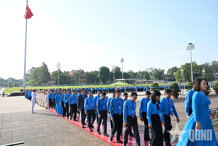 Các đại biểu vào Lăng viếng Chủ tịch Hồ Chí Minh. 