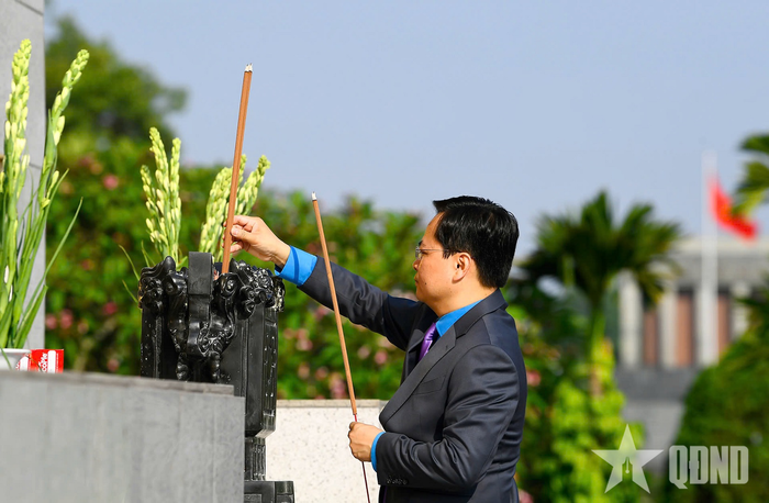 Đồng chí Nguyễn Anh Tuấn dâng hương tưởng niệm các Anh hùng liệt sĩ. 