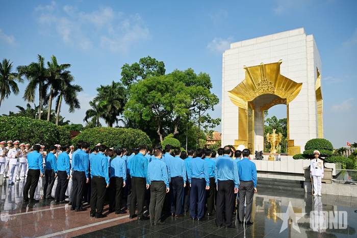 Đoàn đại biểu dành một phút tưởng niệm các Anh hùng liệt sĩ. 
