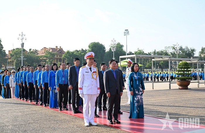 Đoàn đại biểu dự Đại hội XIV Công đoàn Việt Nam vào Lăng viếng Chủ tịch Hồ Chí Minh. 