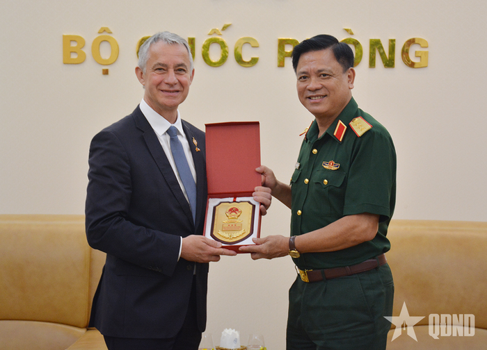  Thượng tướng Nguyễn Trường Thắng trao quà lưu niệm tặng ông Jean-Michel Jacques. 