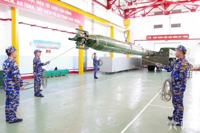 Kíp cẩu chuyển ngư lôi sẵn sàng bàn giao cho các tàu chiến. Ảnh: NÔNG PHI KA