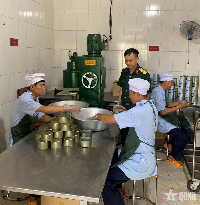 Nhân viên Phòng Quân nhu (Cục Hậu cần - Kỹ thuật, Quân đoàn 34) vận hành dây chuyền công nghệ sản xuất thịt hộp do Học viện Hậu cần chuyển giao. 
