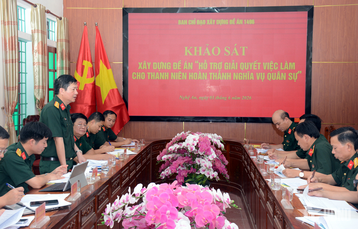  Thành viên đoàn khảo sát trao đổi, làm rõ nhiều nội dung tại buổi làm việc với Trung đoàn 335.