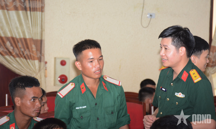  Các thành viên đoàn khảo sát nắm bắt tâm tư, nguyện vọng của chiến sĩ Trung đoàn 335 về nhu cầu việc làm sau khi hoàn thành nghĩa vụ quân sự, làm cơ sở để xây dựng Đề án 1496 của Bộ Quốc phòng bảo đảm thiết thực, có tính khả thi cao. 
