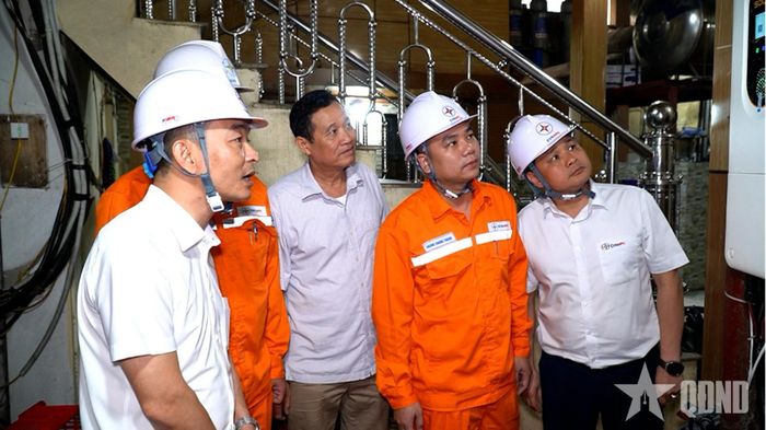  Ông Nguyễn Thọ Thành (ở giữa) lắp đặt hệ thống điện mặt trời mái nhà kèm pin lưu trữ nên tiền điện giảm được khoảng 3-4 triệu đồng/tháng. 
