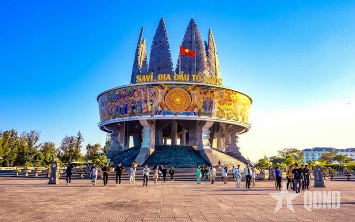  Quốc kỳ tung bay tại mũi Sa Vĩ - cột mốc thiêng liêng nơi địa đầu Đông Bắc của Tổ quốc. Ảnh: CTV 