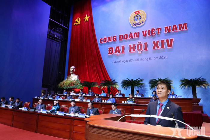 Đồng chí Ngọ Duy Hiểu, Phó bí thư Thường trực Đảng ủy, Phó chủ tịch Tổng LĐLĐ Việt Nam trình bày tổng quát Báo cáo của Ban Chấp hành Tổng LĐLĐ Việt Nam khóa XIII trình Đại hội. Ảnh: HẢI NGUYỄN 