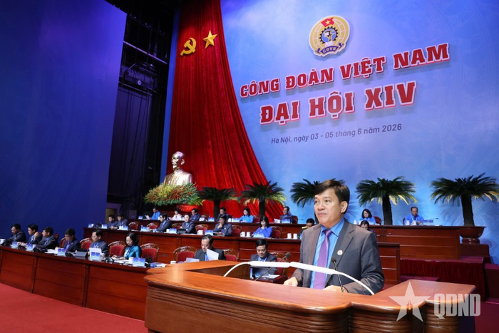  Đồng chí Nguyễn Xuân Hùng, Phó chủ tịch Tổng Liên đoàn Lao động Việt Nam trình bày báo cáo về sửa đổi, bổ sung Điều lệ Công đoàn Việt Nam. Ảnh: HẢI NGUYỄN 