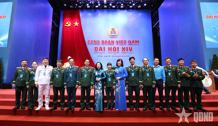 Đoàn đại biểu Công đoàn Quân đội và lãnh đạo Tổng Liên đoàn Lao động Việt Nam tham dự Đại hội XIV Công đoàn Việt Nam. 