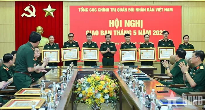 Thừa ủy quyền của Chủ tịch nước, lãnh đạo Tổng cục Chính trị trao Huân chương Bảo vệ Tổ quốc hạng Ba tặng tập thể và các cá nhân có thành tích xuất sắc trong thực hiện nhiệm vụ. 