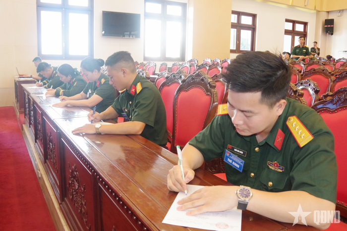 Các đội tham gia thi kiến thức (Trả lời trắc nghiệm theo các gói câu hỏi (35 câu hỏi) đã chuẩn bị sẵn trên máy tính kết hợp với nội dung tự luận) 