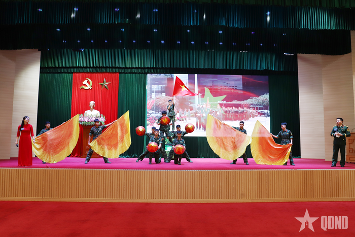 Đội thi Tuyên truyền viên trẻ đến từ Đoàn cơ sở Phòng Tham mưu - Chính trị. 