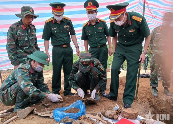 Đại tá Hoàng Văn Toàn, Phó chính ủy, Bộ CHQS tỉnh Lào Cai chỉ đạo nhiệm vụ cất bốc HCLS. 