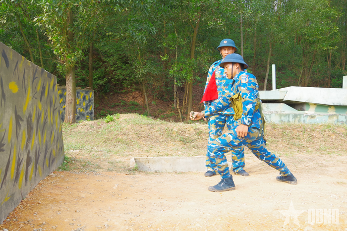 Chiến sĩ mới thực hiện nội dung ném lựu đạn. 