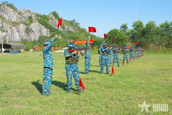  Chiến sĩ mới Sư đoàn 363 thực hiện nội dung kiểm tra bắn đạn thật. 