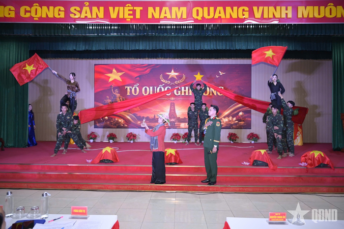 Phần thi Tuyên truyền viên trẻ của đội thi Ban Chỉ huy Phòng thủ khu vực 5 – An Biên. 
