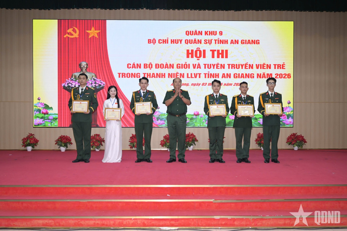  Đại tá Nguyễn Thành Ân, Phó chỉ huy trưởng Bộ CHQS tỉnh An Giang trao giải cho các đội tham gia hội thi. 