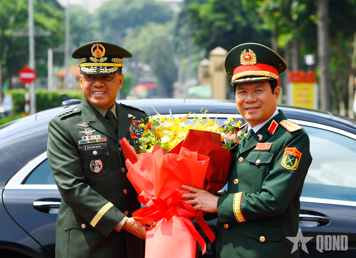 Đại tướng Nguyễn Tân Cương đón Đại tướng Romeo S.Brawner Jr. Ảnh: TUẤN HUY 