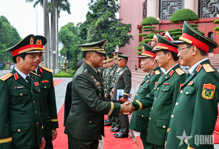  Đại tướng Nguyễn Tân Cương giới thiệu với Đại tướng Romeo S.Brawner Jr. các thành viên đoàn Việt Nam. Ảnh: TUẤN HUY 
