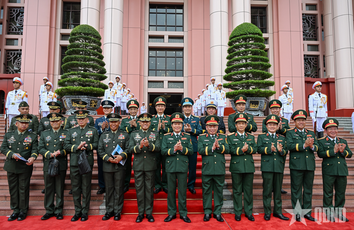  Đại tướng Nguyễn Tân Cương, Đại tướng Romeo S.Brawner Jr. và các thành viên hai đoàn. Ảnh: TUẤN HUY 