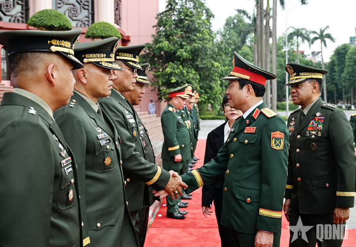  Đại tướng Romeo S.Brawner Jr. giới thiệu với Đại tướng Nguyễn Tân Cương các thành viên đoàn Philippines. Ảnh: TUẤN HUY 