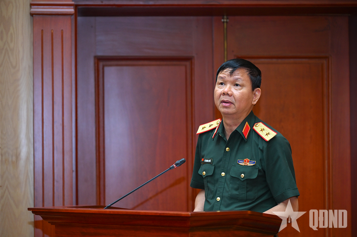  Trung tướng, PGS, TS Vũ Cương Quyết, Viện trưởng Viện Chiến lược và Lịch sử quốc phòng Việt Nam phát biểu tại hội nghị. 