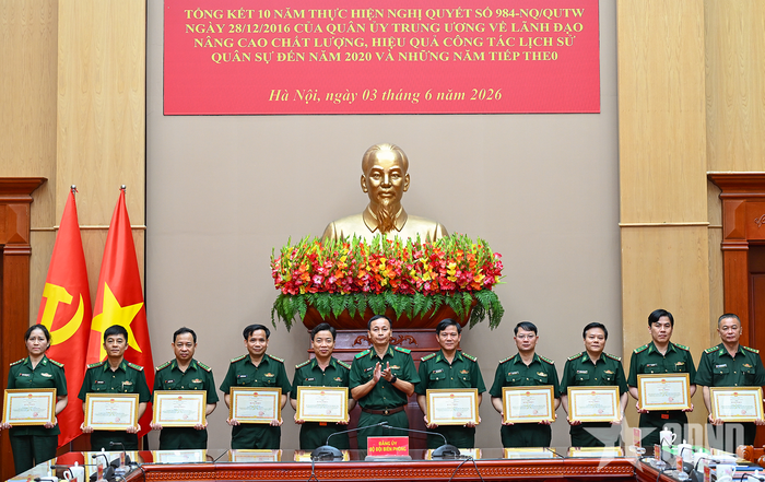 Lãnh đạo Bộ đội Biên phòng trao thưởng tập thể, cá nhân có thành tích tiêu biểu trong thực hiện Nghị quyết số 984. 