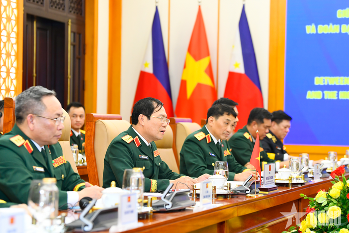  Đại tướng Nguyễn Tân Cương và các thành viên đoàn Việt Nam tại hội đàm. Ảnh: TUẤN HUY 